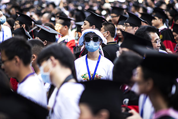 기사와 직접 관련 없는 자료 사진. 중국 허베이성 우한시의 한 대학 졸업식. 2022.6.15. | Getty Images