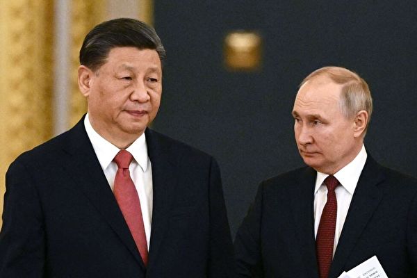블라디미르 푸틴 러시아 대통령(오른쪽)과 시진핑 중국 공산당 총재가 2023년 3월 21일 모스크바 크렘린궁에서 회동 중 회의장으로 들어서고 있다. | Alexey Maishev/Sputnik/AFP via Getty Images