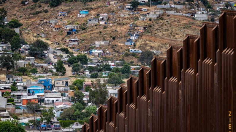 미국 캘리포니아주 샌디에고에 설치된 국경장벽 건너편으로 멕시코 티후아나 지역이 보인다. 2023.5.31  | John Fredricks/The Epoch Times