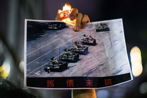 자료사진: 2020년 6월4일 홍콩 빅토리아 공원에서 톈안먼 사태를 추모하는 홍콩 시민들이 톈안먼 사건의 상징이 된 '전차 앞을 가로막은 남성' 사진을 들고 있다. | ANTHONY WALLACE/AFP via Getty Images/연합