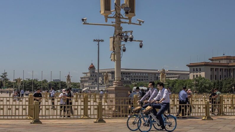 중국 텐안먼 광장 사방을 감시하는 감시 카메라들. | EPA /연합