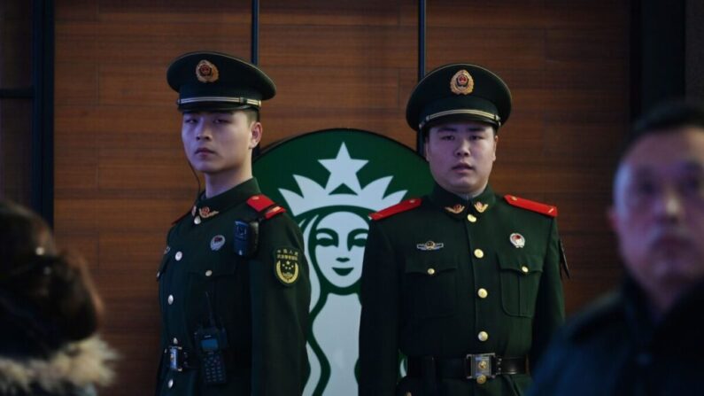 중국 베이징 철도역 스타벅스 매장 부근에서 중국 무장경찰이 경비를 서고 있다. 2019.2.2 | GREG BAKER/AFP via Getty Images/연합
