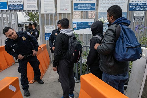 5월 31일 미·멕시코 국경에서 난민들이 미국 당국의 검문을 기다리고 있다. | Guillermo Arias/AFP via Getty Images
