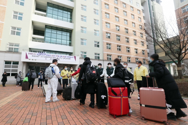기사와 관련 없는 자료 사진. 국내 한 대학 기숙사에 중국인 유학생들이 도착하고 있다. | 연합뉴스