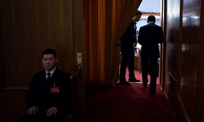 2016년 3월 5일 베이징 인민대회당에서 검은 양복을 입은 보안요원들. | JOHANNES EISELE/AFP/Getty Images