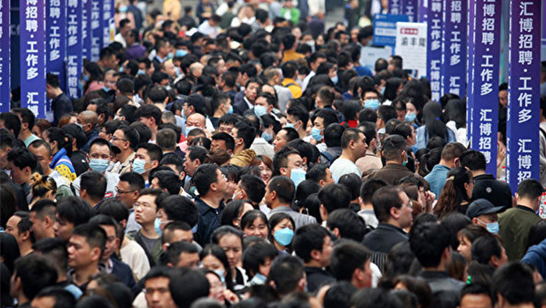 올해 4월 11일 중국 충칭시에서 열린 취업 박람회 현장. | STR / AFP=연합