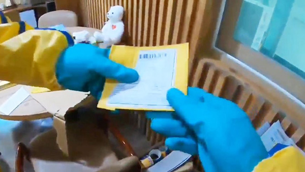 20일 울산 동구의 한 장애인복지시설에서 독극물이 담긴 것으로 의심되는 소포가 발견돼 경찰과 소방당국이 조사에 나섰다. 소방대원이 해당 우편물을 확인하는 모습. | 연합.