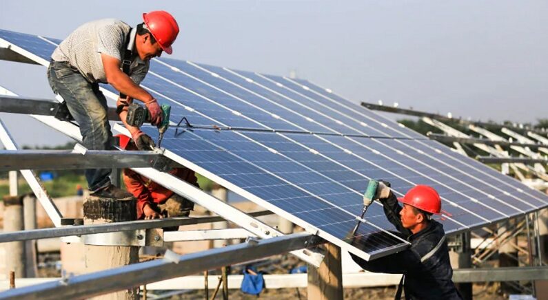 2018년 6월 11일, 중국 화이안의 40MW 태양광 발전 프로젝트 건설 현장에서 작업자들이 태양광 패널을 설치하고 있다. | VCG/VCG via Getty Images