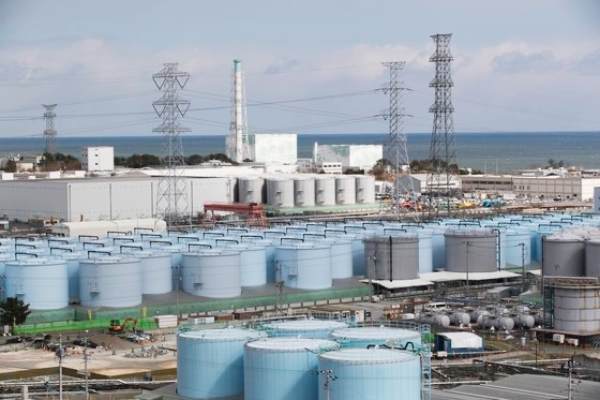 올해 2월 촬영한 일본 후쿠시마 원전. 늘어선 파란 탱크에 오염수를 보관하고 있다. | AP/연합뉴스