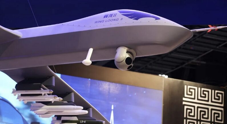 2018년 2월 25일, 아랍에미리트에서 열린 군용 드론 컨퍼런스에 중국 국가항공기술수출입공사의 윙룽 II 드론 모형이 전시돼 있다. | Jon Gambrell/AP