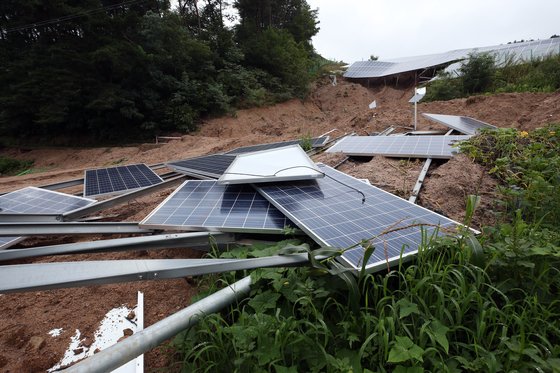 자료사진: 2020년 8월 8일 오후 충북 제천시 대랑동 태양광 설비가 산사태로 파손돼 있다. | 연합

