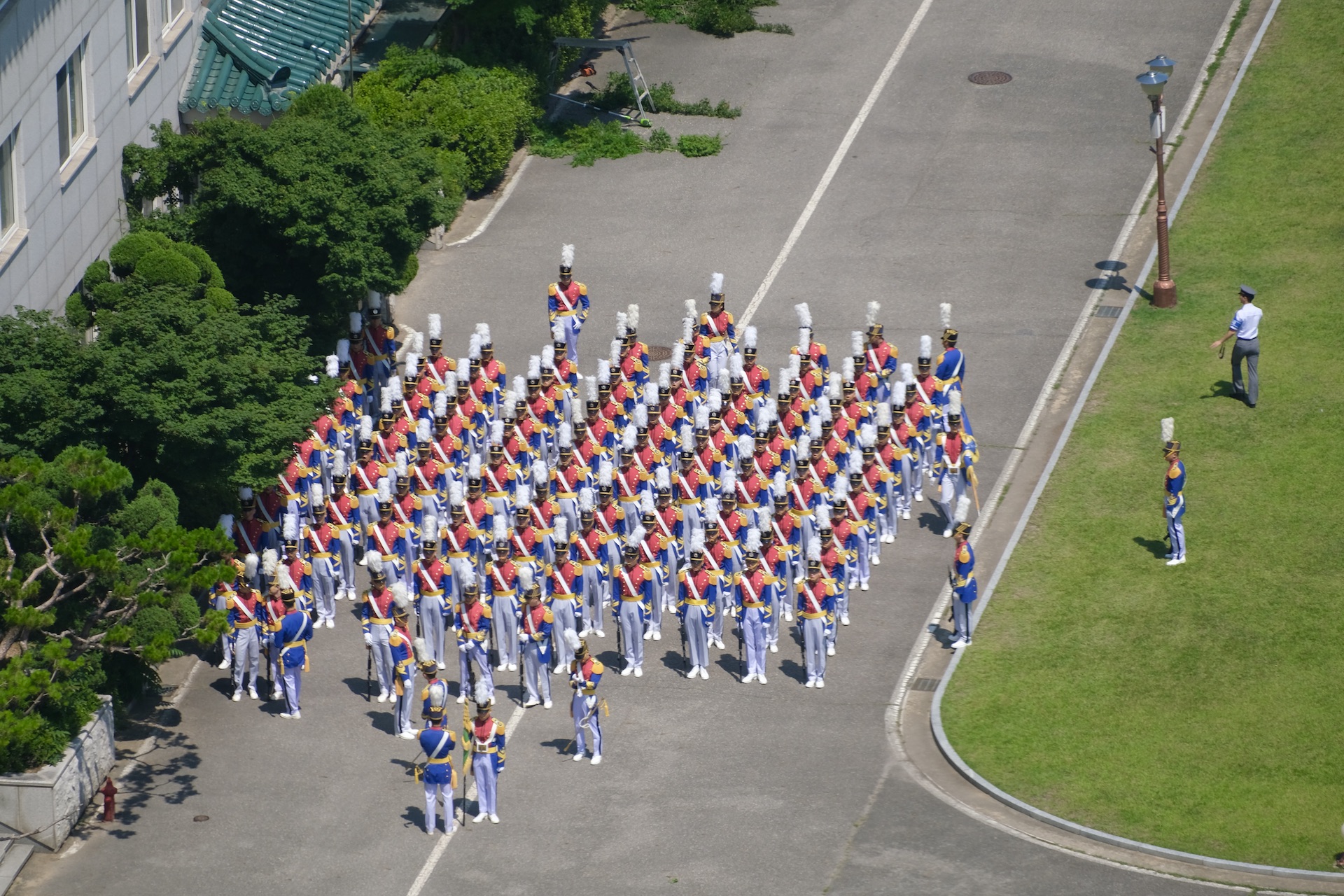 화랑의식을 앞두고 예복차림으로 연습하고 있는 육사생도들. | 박재현/에포크타임스