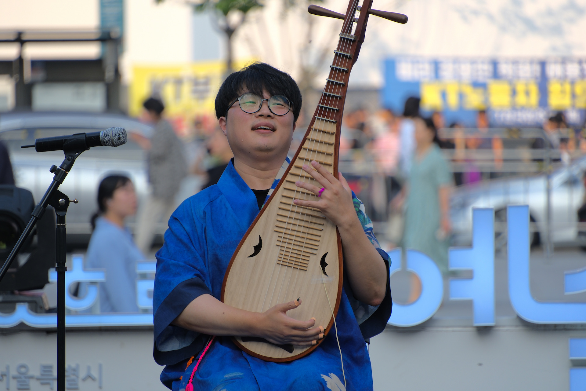 비파 연주자 마롱이 광화문광장에서 공연하는 모습 | 박재현/에포크타임스