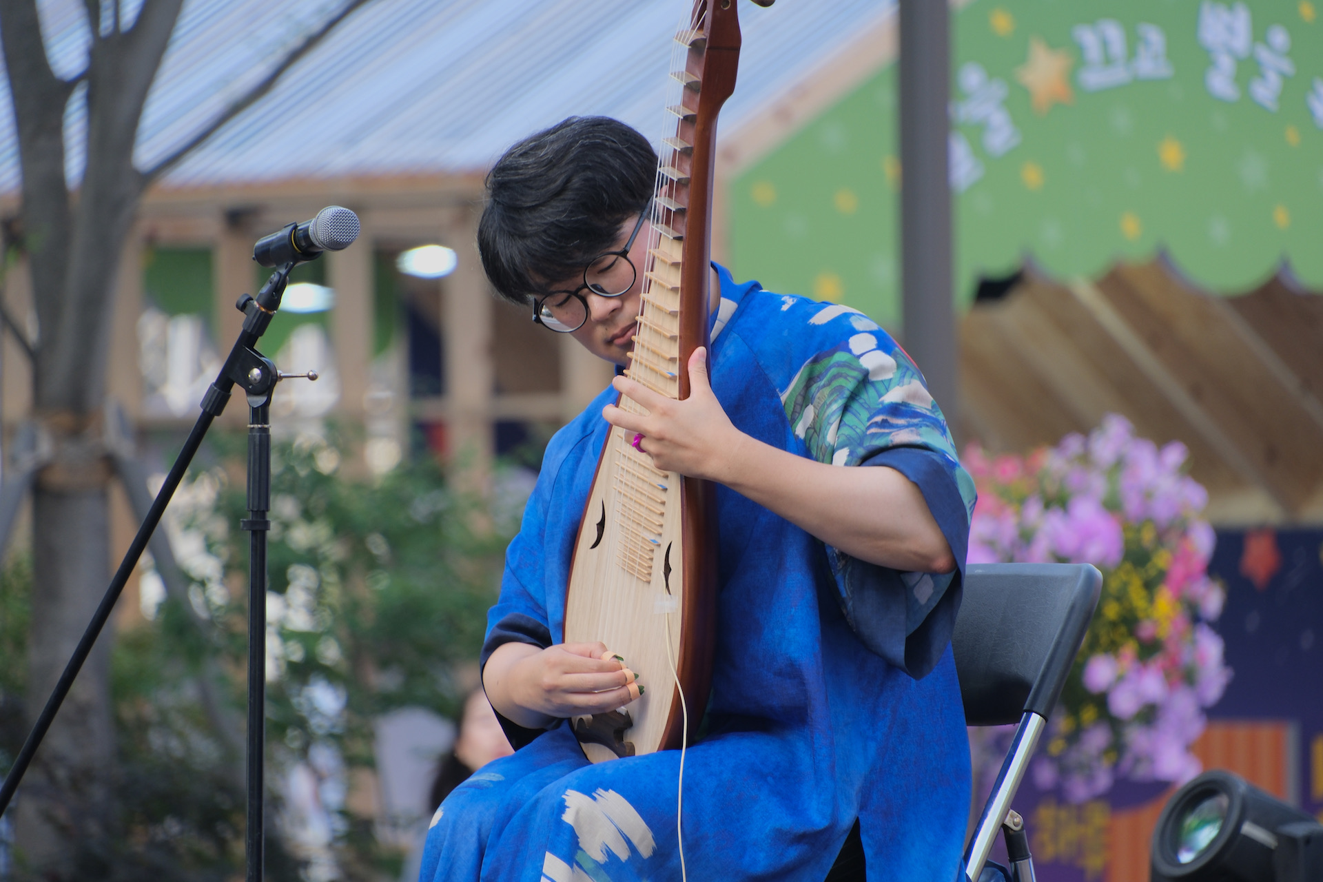 비파 연주자 마롱이 광화문광장에서 공연하는 모습 | 박재현/에포크타임스