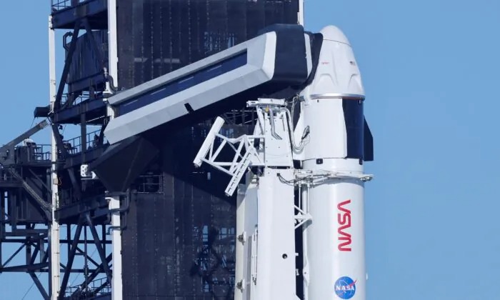 지난 2월 26일(현지 시간) 케네디 우주센터에서 팰컨9 로켓이 발사 준비를 하고 있는 모습｜Joe Skipper/Reuters/연합뉴스