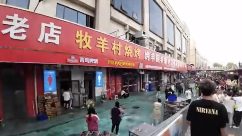지난 4월초부터 5월 중순까지 중국 '꼬치구이 성지'로 떠올랐던 산둥성 쯔보시의 음식점 거리. | 영상 캡처