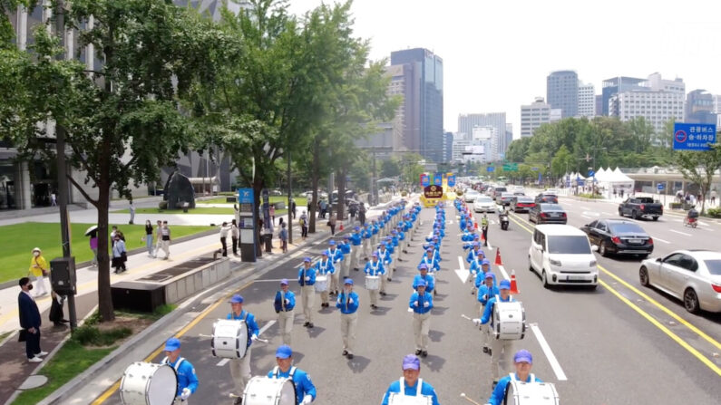 2022년 7월20일 한국 파룬궁 수련자들이 서울 시청 앞 서울광장 인근 도로에서 퍼레이드를 진행하고 있다. | NTD