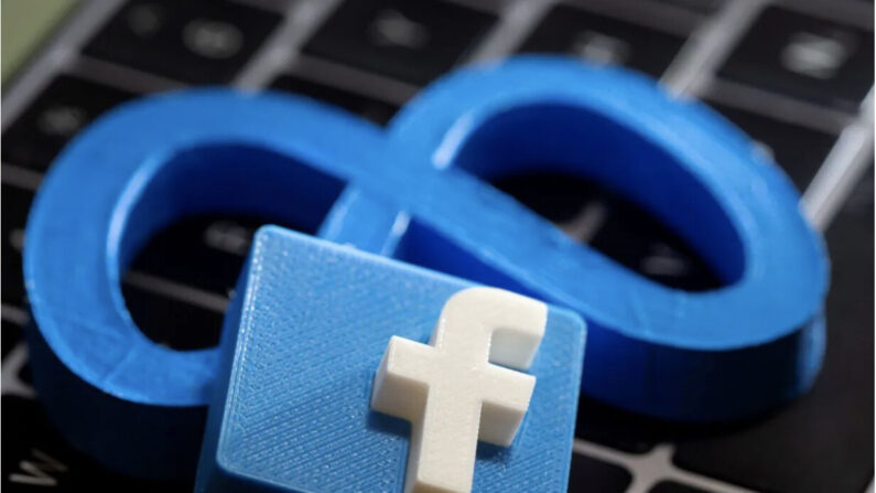 컴퓨터 키보드 위에 입체 조형물로 제작된 페이스북과 모회사 메타 로고가 보인다. 2021.11.2 | Dado Ruvic/Reuters/연합 