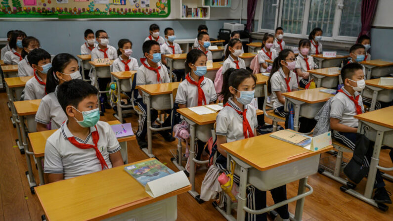 중국 베이징의 한 초등학교에서 학생들이 수업을 받고 있다. 목에 착용한 붉은 스카프는 중국 공산당의 유소년 조직인 소년선봉대(소선대)의 상징이다. 2020.9.23 | Kevin Frayer/Getty Images