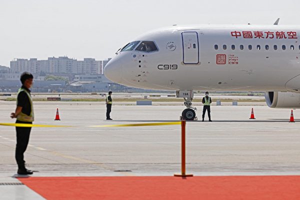 5월 28일, 중국 최초로 ‘자체 개발’한 중대형 여객기 C919가 상하이 훙차오공항에서 상하이에서 베이징으로 가는 첫 상업 운항을 앞두고 모습을 드러냈다. | AFP/연합