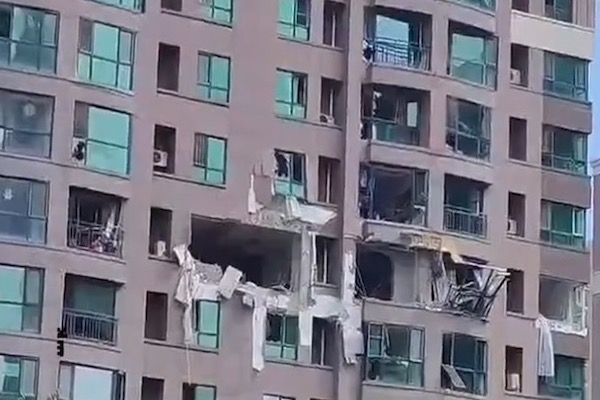 18일 중국 동북부 지린성 창춘시의 한 아파트에서 가스폭발 사고가 발생했으나 정확한 인명피해가 알려지지 않고 있다. | 웨이보 화면 캡처