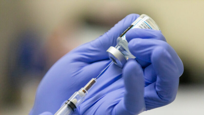 미국 캘리포니아 오렌지 카운티의 한 병원에서 모더나의 코로나19 백신 '스파이크 박스' 접종을 준비하고 있다. 2021.3.9 | John Fredricks/The Epoch Times