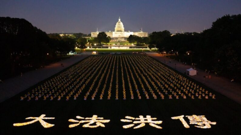 지난 20일 1500명이 미국 워싱턴DC 연방의회의사당 인근에 모여 중국 공산당의 파룬궁 탄압 중단을 촉구하고 희생자를 추모하는 집회를 가졌다. 사진은 이날 저녁 열린 촛불집회. | Samira Bouaou/The Epoch Times
