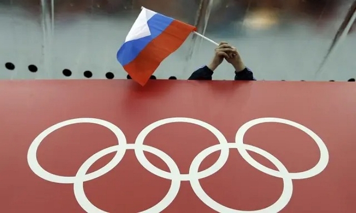 지난 2014 소치 동계올림픽에서 러시아 팬이 러시아 국기를 들고 있다.｜David J. Phillip/AP Photo/연합뉴스