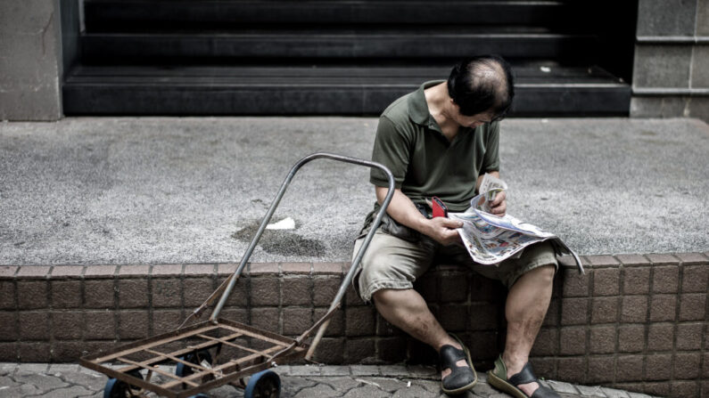 기사와 직접 관련 없는 자료 사진, 홍콩의 한 남성이 신문을 읽고 있다. 최근 중국 당국은 경제를 비판적으로 보도한 언론과 개인를 검열하는 것으로 보인다. | PHILIPPE LOPEZ/AFP/Getty Images/연합