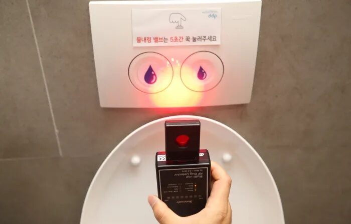 경찰이 공중화장실에서 불법 촬영기기 등이 설치됐는지 단속하고 있다. | 연합뉴스