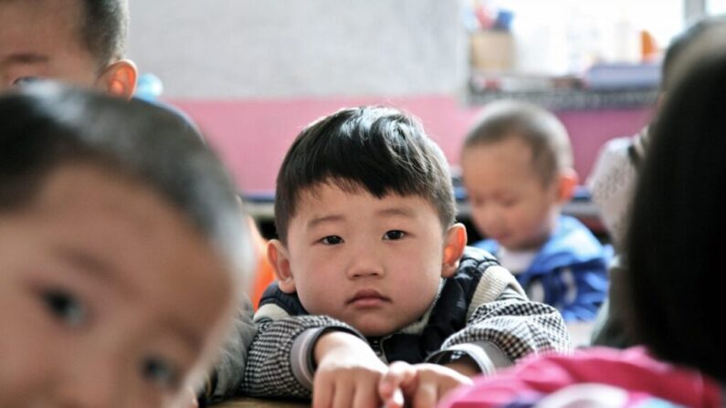 중국 공산당이 1961년 이후 처음으로 중국의 인구 감소를 발표했지만, 중공의 데이터 조작 관행에 비춰 신빙성에 의문에 제기된다. 사진은 베이징의 한 보육원. 2012.4.26 | STR/AFP/Getty Images/연합