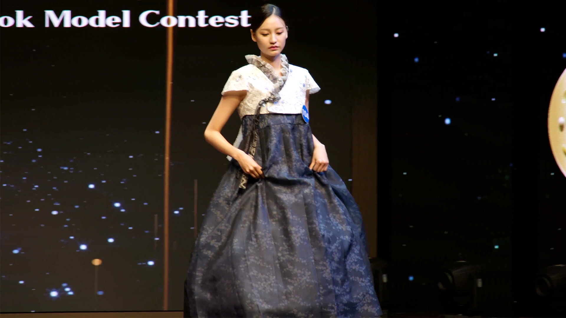 민소매에 가까운 반소매 디자인 한복을 입은 참가자 | 박재현/에포크타임스