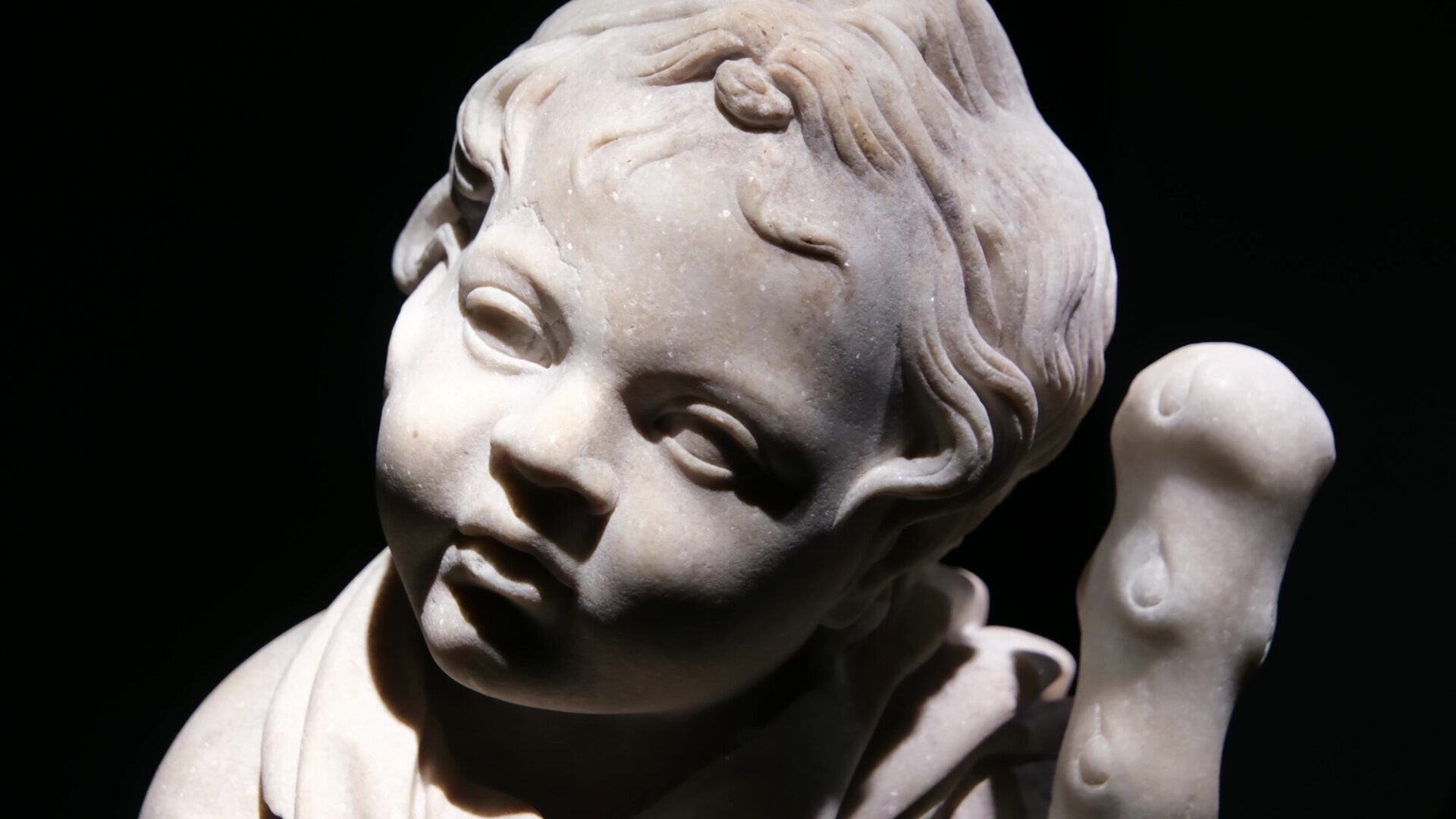 어린 헤르쿨레스(Hercules)의 상. 이 조각상은 헬레니즘 시대 원작을 모델로 한 것이지만 원작에는 곤봉이 없었고 아마도 로마 시대에 복제하면서 추가되었을 것이다. 헤르쿨레스의 상징물인 곤봉의 존재로 이 소년은 어린 헤르쿨레스로 불렸다. | 박재현/에포크타임스