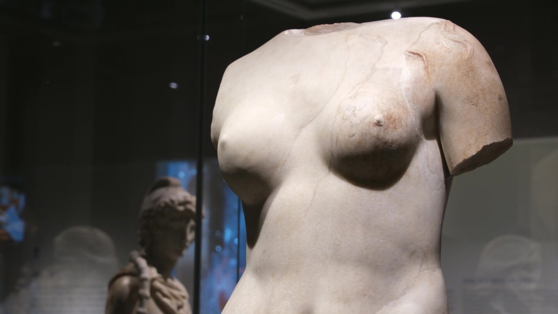 아름다운 것이 선한 것. 토르소만 남은 이 상은 사랑의 여신 베누스(Venus)가 욕조에서 나오는 순간을 나타낸 것이다. 인간 신체에 대한 숭배와 이상적인 아름다움은 고대 그리스 문화권에서 조각상을 만들 때 늘 중요한 주제였다. | 박재현/에포크타임스