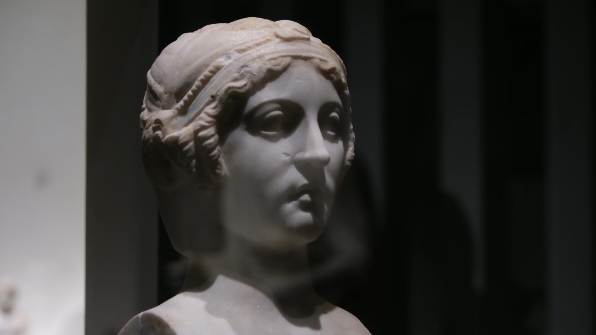 이 작품 속 두 여성은 그리스 시인 사포(Sappho)와 에린나(Erinna)로 추정된다. 로마 시대에는 상류층 시민의 교외 저택을 사각 기둥 위에 두상 조각을 결합한 조각인 헤르마로 장식하는 것이 유행이었다. | 박재현/에포크타임스