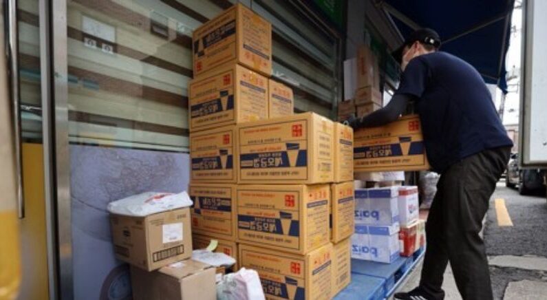 무거운 택배 물품을 상차하고 있는 모습 | 연합뉴스