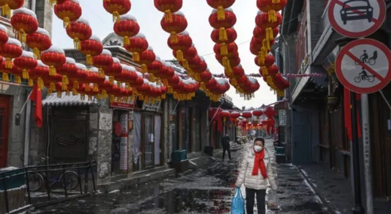 2020년 2월 7일, 중국 베이징의 텅 빈 거리에서 한 여성이 마스크를 쓰고 걷고 있다. | Kevin Frayer/Getty Images