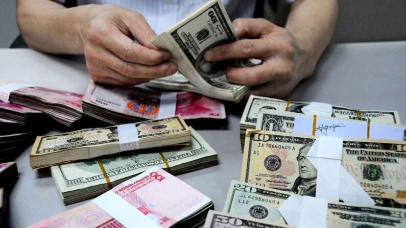 중국 중앙은행인 인민은행의 대응책에도 위안화 가치가 지속적으로 하락하고 있다. | VCG/VCG via Getty Images