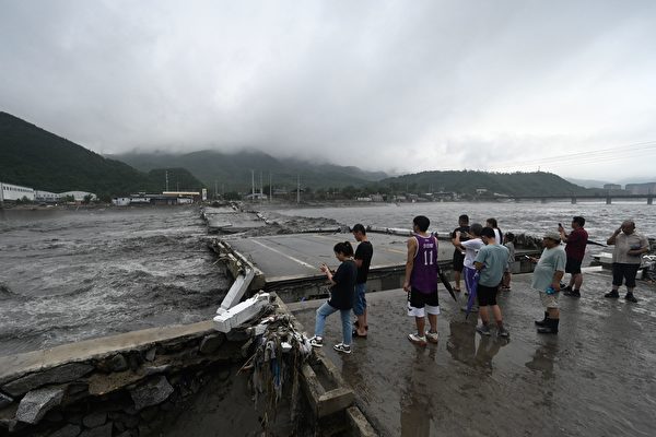 지난 1일 집중 호우로 베이징 팡산(房山)구 다시허(大石河)에 물이 불어나면서 다리가 무너졌다. 중국 관영 언론은 이번 폭우로 베이징에서 최소 11명이 사망하고 13명이 실종됐다고 보도했다. | Photo by Pedro PARDO/AFP via Getty Images/연합