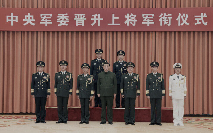 시진핑(아랫줄 가운데) 중국 국가주석이 31일 베이징에서 인민해방군 상장(대장) 진급식을 연 뒤 기념사진을 찍고 있다. 뒷줄 왼쪽이 로켓군 사령관이 된 왕허우빈. | 신화/연합