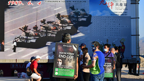 2021년 6월 4일, 활동가들이 1989년 베이징 천안문 광장 학살 32주년을 맞아 사람들이 캘리포니아주에 위치한 한 조각공원에 전시된 '탱크맨' 사진 앞에서 중국 공산당 종식을 위한 활동을 벌이고 있다. (기사 내용과 무관한 사진.)| Frederic J. BROWN / AFP=연합