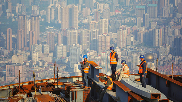 2020년 4월 24일 중국 중부 후베이성 우한의 고층 빌딩인 우한 그린랜드 센터 건설 현장에서 직원들이 마스크를 쓰고 작업하고 있다. | STR/AFP via Getty Images=연합