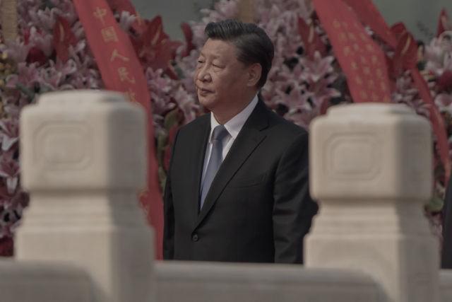시진핑 중국 공산당 총서기가 공산당 열사 기념일을 맞아 베이징 톈안먼광장의 인민영웅기념비 주변에 놓인 화환 곁을 지나고 있다. 2022.9.30 | 연합