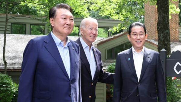 한국과 미국, 일본 정상이 18일(현지시간) 3국 협력의 '새로운 시대'(New Era)를 선언했다. | 연합뉴스