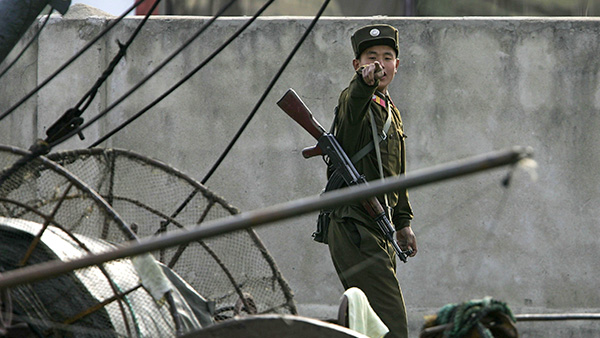 2006년 10월 21일, 중국 국경 도시 단둥 맞은편 북한 신의주의 압록강 기슭에서 포착된 북한 군인. (기사 내용과 무관한 사진.) | Cancan Chu/Getty Images 