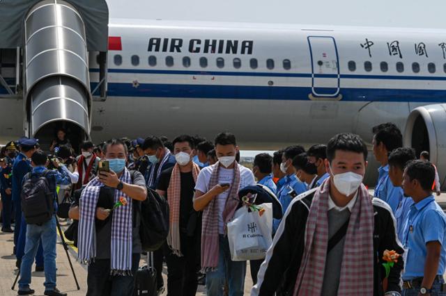 중국 정부의 자국민 단체여행 허용 직후인 2023년 2월7일 캄보디아 프놈펜 국제공항에서 중국 단체 관광객들이 항공기에서 내리고 있다. | 프놈펜=AFP/연합
  