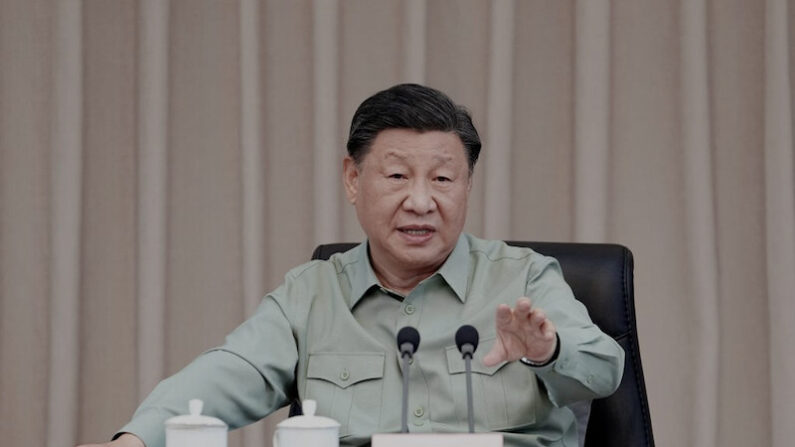 시진핑 중국 공산당 총서기 겸 중앙군사위원회 주석이 2023년 4월11일 인민해방군 남부전구 사령부 해군본부에서 연설을 하고 있다. | 신화통신/연합