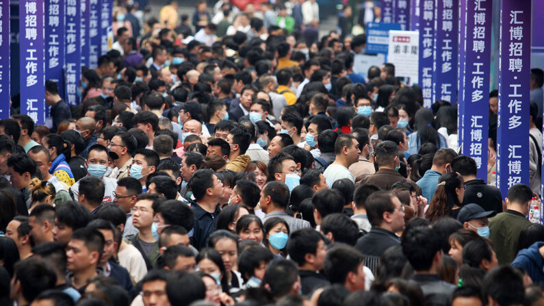 중국 충칭시에서 열린 채용박람회에 많은 구직자들이 몰렸다. 2023.4.11 | AFP/연합