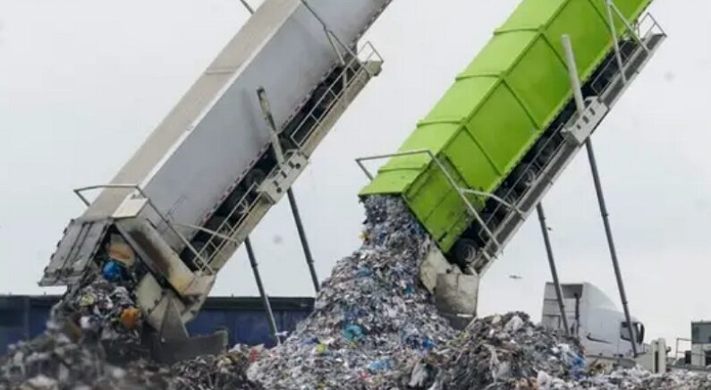 2022년 7월 28일, 미국 미시간주의 쓰레기 매립지에 폐기물이 버려지고 있다. | Paul Sancya/AP Photo