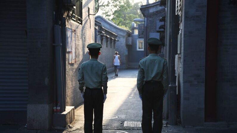 2019년 9월7일 중국 베이징 톈안먼 광장에 인근 골목을 순찰하는 중국 무장경찰. | GREG BAKER/AFP via Getty Images/연합